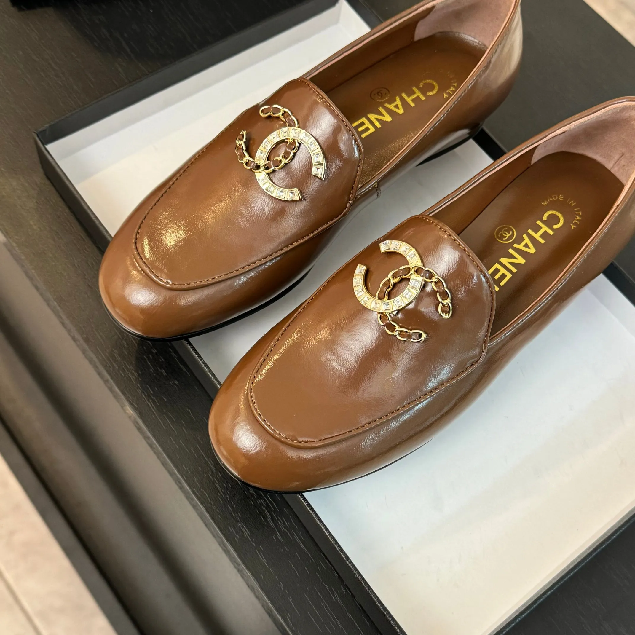 👟👟Ex-factory price 600👟👟 Purchasing-grade CHANEL Xiaoxiang classic retro shoes. I liked this pair at first sight. The design of the upper is very special. The classic hardware buckles embellished with Xiaoxiang are very CHANEL style. It has a high-end feel. The upper feet are very comfortable and soft. The feet are not afraid of being good-looking and comfortable. They are invincible when paired with mid-calf socks, skirts and trousers. It looks simple in style, but it has the effect of elongating the legs immediately on the feet, which is simple and does not lose personality. Adds a touch of coolness. Upper: imported mixed-breed lambskin. Lining: mixed-breed sheepskin. Soft, sweat-absorbent and breathable! Hardware: Exclusive original 1:1 mold development! Long-lasting and does not soften! Outsole: Genuine leather outsole imported from Italy. Height is about 2.5cm. Different market currency. We are different. Size: #34-42 (34 40 41 customized, non-refundable)